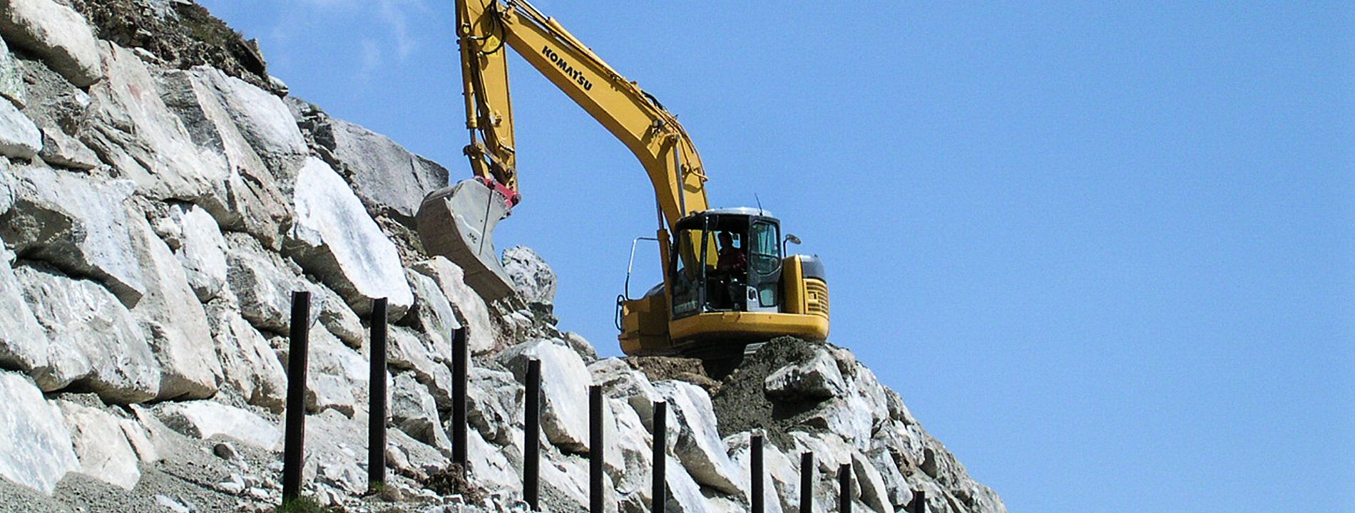 Steinmauer mit Bagger